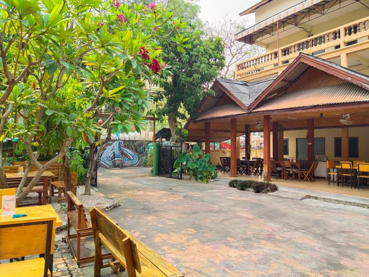 The Shire Guesthouse Chiang Mai Dış mekan fotoğraf